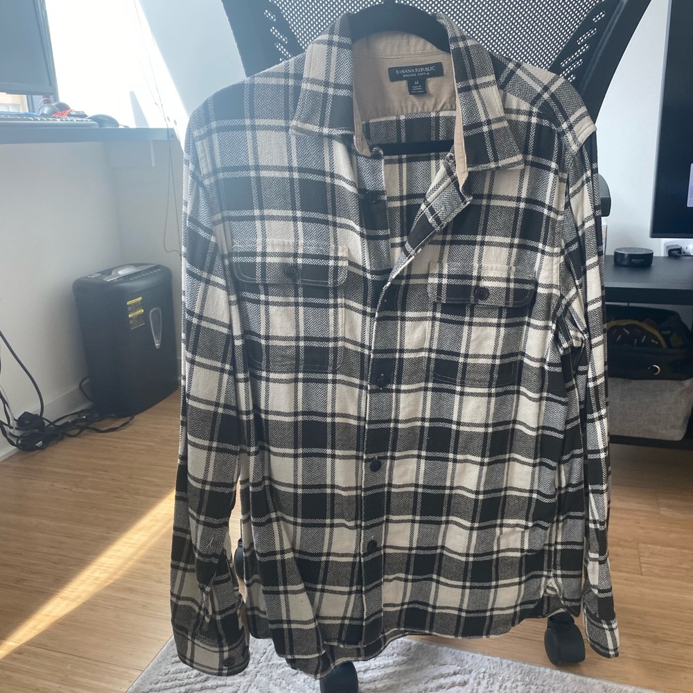 Banana Republic Men’s Plaid Long Sleeve Button Down
